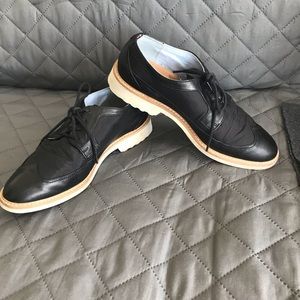 Woman’s Black Tommy Hilfiger Oxfords SZ 7M